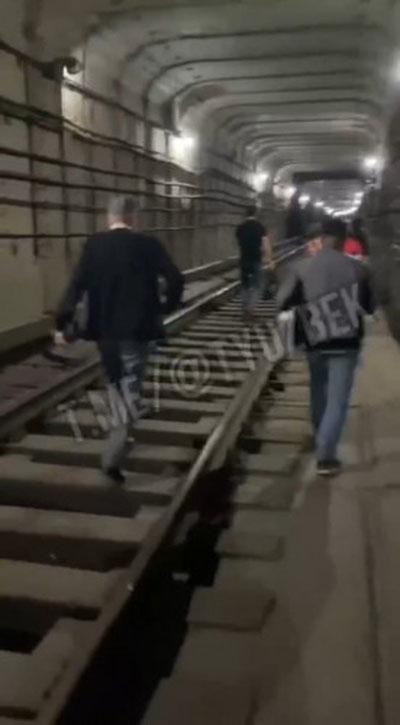 '"Novza" metro bekati yaqinida poezd harakati to`xtab qoldi. Rasmiylar yo`lovchilardan uzr so`radi'ning rasmi