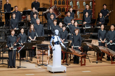 Изрображение 'В Сеуле робот впервые дирижировал на концерте (видео)'