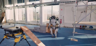 Изрображение 'Boston Dynamics показала, как ее робот Atlas может помочь человеку на стройке (видео)'
