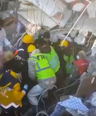 Изрображение 'В Турции спустя 200 часов продолжают находить живых людей под завалами (видео)'