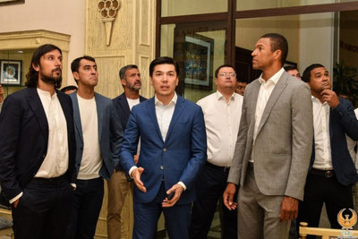 Изрображение 'Звёзды мирового футбола прибыли в Ташкент'