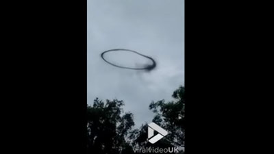 Изрображение 'ТАИНСТВЕННЫЕ ДЫМНЫЕ КОЛЬЦА В НЕБЕ НАПУГАЛИ БРИТАНЦЕВ (ВИДЕО)'