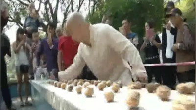 Изрображение 'МИРОВОЙ РЕКОРД: КИТАЕЦ РАЗБИЛ 302 ОРЕХА ЗА 55 СЕКУНД (ВИДЕО)'