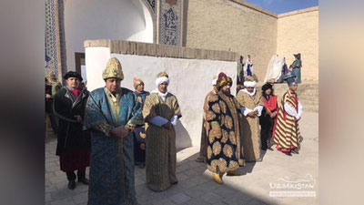 Изрображение 'В БУХАРЕ ЗАПУСТИЛИ ТЕАТРАЛИЗОВАННЫЕ ПРЕДСТАВЛЕНИЯ ДЛЯ ТУРИСТОВ (ФОТО)'