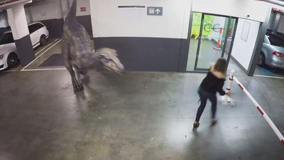 Изрображение 'Видео с появлением реального динозавра на парковке взорвало интернет (ВИДЕО)'