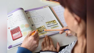 Изрображение 'Китаянка заставляет сына учиться по 16 часов в сутки '