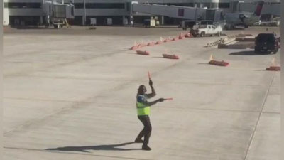 Изрображение 'ТАНЦУЮЩИЙ РЕГУЛИРОВЩИК СТАЛ ЗВЕЗДОЙ СОЦСЕТЕЙ (ВИДЕО)'