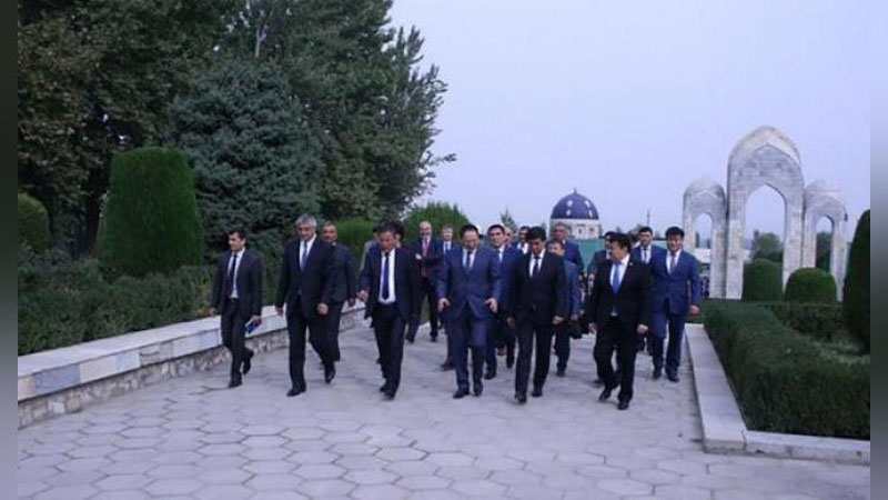 Изрображение 'РУКОВОДИТЕЛИ ПРИГРАНИЧНЫХ ОБЛАСТЕЙ УЗБЕКИСТАНА И КЫРГЫЗСТАНА ПОДПИСАЛИ МЕМОРАНДУМ'