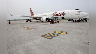 Изрображение 'В аэропорту Индонезии столкнулись два самолета'