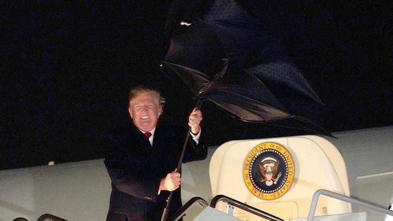 Изрображение 'ВИДЕО: ТРАМП ПРОИГРАЛ СХВАТКУ С ЗОНТОМ'