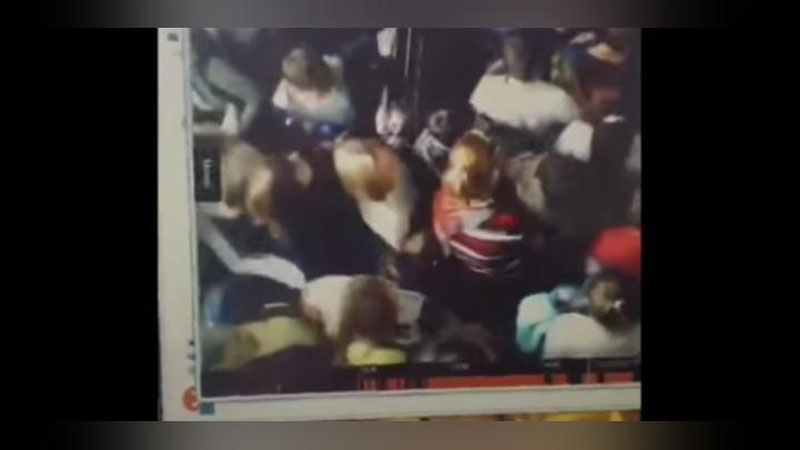 Изрображение 'ОПУБЛИКОВАНО ВИДЕО ДАВКИ НА ЛЕСТНИЦЕ ВО ВРЕМЯ ПОЖАРА В КЕМЕРОВСКОМ ТРЦ'