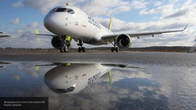 Изрображение 'В США БУЙНЫЙ ПАССАЖИР ВЫПРЫГНУЛ ИЗ САМОЛЕТА'