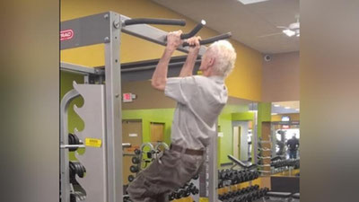 Изрображение 'АМЕРИКАНСКИЙ ДЕДУШКА ПОДТЯНУЛСЯ 24 РАЗА В ДЕНЬ СВОЕГО 90-ЛЕТИЯ (ВИДЕО) '