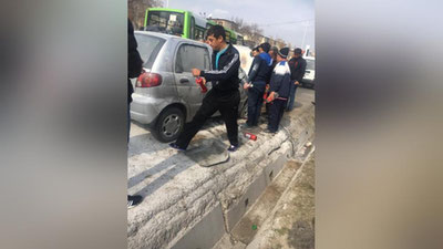 Изрображение 'ПРИМЕР ВЗАИМОВЫРУЧКИ: АВТОМОБИЛИСТЫ ПОМОГЛИ ПОТУШИТЬ ЗАГОРЕВШИЙСЯ МАТИЗ (ФОТО)'