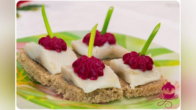 Изрображение 'РЕЦЕПТ К НОВОМУ ГОДУ: КАНАПЕ С СЕЛЕДКОЙ И СВЕКЛОЙ'