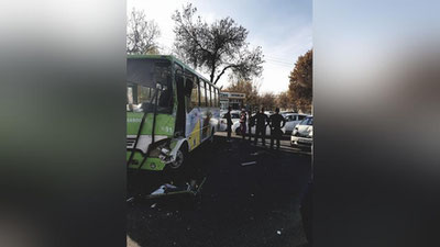 Изрображение 'В ТАШКЕНТЕ ЗИЛ НА ПОЛНОМ ХОДУ ВЫЕХАЛ НА ВСТРЕЧНУЮ ПОЛОСУ: ФОТО И ВИДЕО ПОСЛЕДСТВИЙ ДТП'