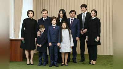 Изрображение 'ШАВКАТ МИРЗИЁЕВ ПРОГОЛОСОВАЛ С СЕМЬЕЙ (ФОТО)'