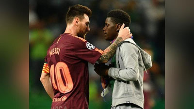 Изрображение 'ФАНАТ ВЫБЕЖАЛ НА ПОЛЕ И ПОЦЕЛОВАЛ МЕССИ  В БУТСУ (ВИДЕО)'