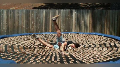 Изрображение 'БЛОГЕР ПРЫГНУЛ НА БАТУТ С ТЫСЯЧЬЮ МЫШЕЛОВКАМИ (ВИДЕО)'