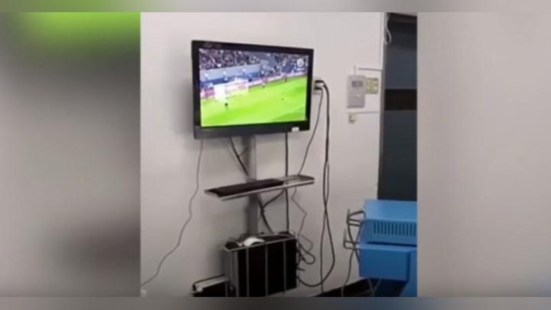 Изрображение 'В ЧИЛИ ХИРУРГИ СМОТРЕЛИ ФУТБОЛ ВО ВРЕМЯ ОПЕРАЦИИ (ВИДЕО)'