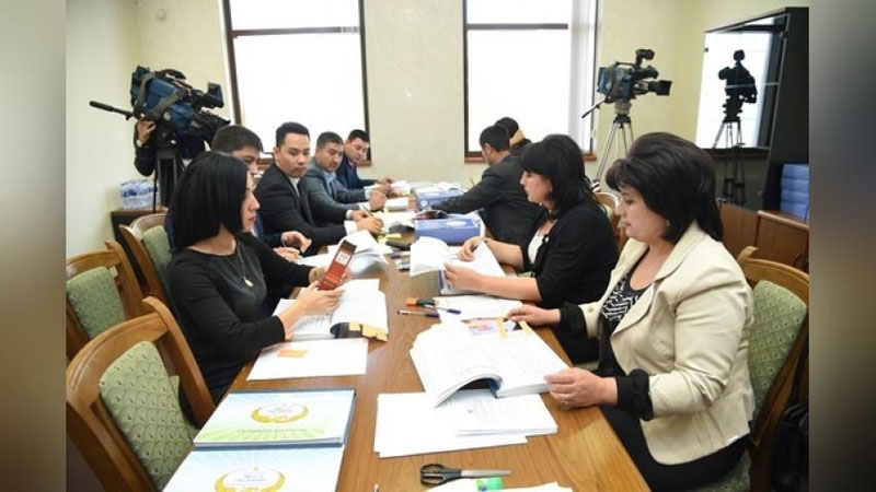 Изрображение 'ЭКСПЕРТНЫЕ ГРУППЫ ПРОВЕРЯЮТ ПРАВИЛЬНОСТЬ СОСТАВЛЕНИЯ ПОДПИСНЫХ ЛИСТОВ'