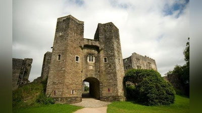 Изрображение 'НА ЭКСКУРСИИ ПО ЗАМКУ СЛУЧАЙНО СНЯЛИ ПРИЗРАК БРАТЬЕВ-САМОУБИЙЦ (ФОТО)'