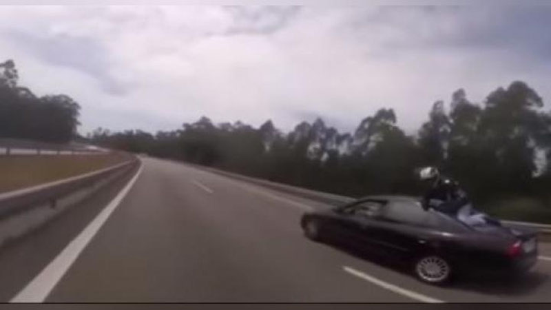 Изрображение 'БАЙКЕР ЧУДОМ УЦЕЛЕЛ В АВАРИИ, ЗАПРЫГНУВ НА КРЫШУ АВТО (ВИДЕО)'