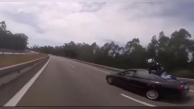 Изрображение 'БАЙКЕР ЧУДОМ УЦЕЛЕЛ В АВАРИИ, ЗАПРЫГНУВ НА КРЫШУ АВТО (ВИДЕО)'