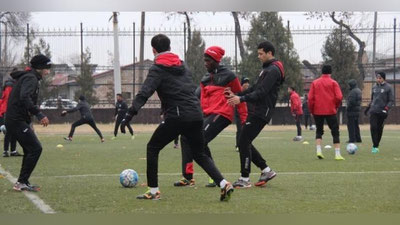 Изрображение 'В "ЛОКОМОТИВЕ" ПРОХОДЯТ СМОТР ДВОЕ ЛЕГИОНЕРОВ-ИВУАРИЙЦЕВ'