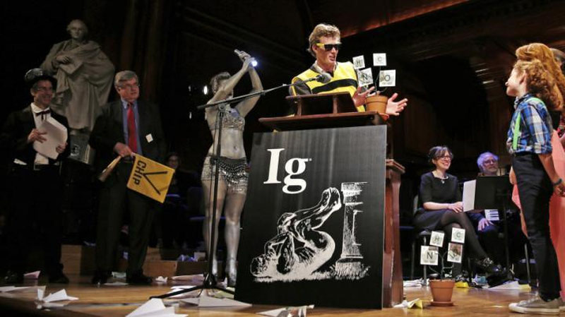 Изрображение 'В США ВРУЧИЛИ "ШНОБЕЛЕВКУ" ЗА САМЫЕ НЕЛЕПЫЕ ОТКРЫТИЯ'