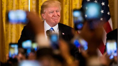 Изрображение 'КТО-ТО ИЗ ЕВРОСОЮЗА: ТРАМП В РАЗГОВОРЕ СПУТАЛ ТУСКА С ЮНКЕРОМ'