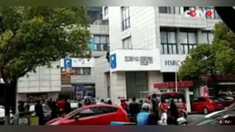 Изрображение 'ЧЕМПИОН ММА ПОЙМАЛ РАБОЧЕГО, ПАДАВШЕГО С 3-ГО ЭТАЖА (ВИДЕО)'