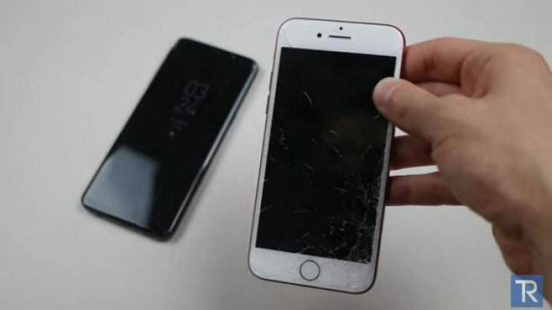 Изрображение 'БЛОГЕР ИСПЫТАЛ НА ПРОЧНОСТЬ iPHONE 7 И SAMSUNG GALAXY S8 (ВИДЕО)'