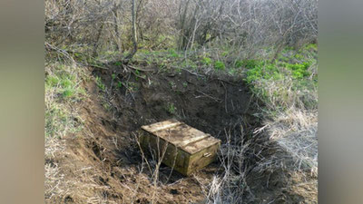 Изрображение 'В НАВОИЙСКОЙ ОБЛАСТИ ПОД ЗЕМЛЕЙ НАШЛИ ТАЙНИК С ОРУЖИЕМ'