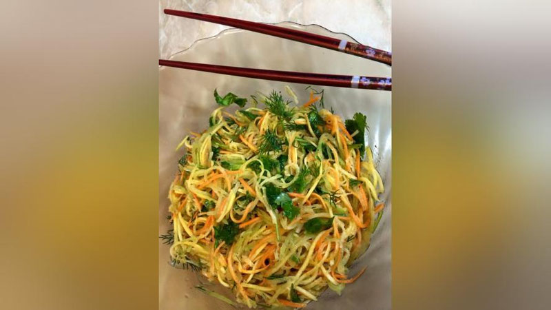 Изрображение 'РЕЦЕПТ ДНЯ: САЛАТ ИЗ РЕДЬКИ И МОРКОВИ'