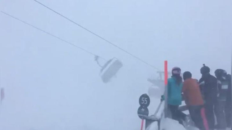 Изрображение 'ВИДЕО: В АВСТРИИ ЛЫЖНИКИ НЕСКОЛЬКО ЧАСОВ ПРОВЕЛИ В РАСКАЧИВАЮЩЕМСЯ ПОДЪЕМНИКЕ'