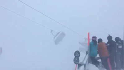 Изрображение 'ВИДЕО: В АВСТРИИ ЛЫЖНИКИ НЕСКОЛЬКО ЧАСОВ ПРОВЕЛИ В РАСКАЧИВАЮЩЕМСЯ ПОДЪЕМНИКЕ'