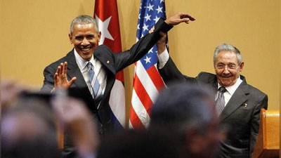 Изрображение 'Обама в неловком положении: Кастро увернулся от его дружеского похлопывания (ВИДЕО)'