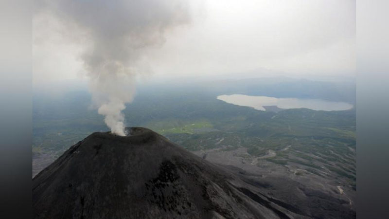 Изрображение 'В ИТАЛИИ СЕМЬЯ ПРОВАЛИЛАСЬ В КРАТЕР ДЕЙСТВУЮЩЕГО ВУЛКАНА'