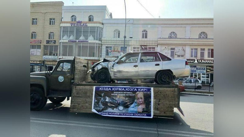 Изрображение 'НАГЛЯДНАЯ АГИТАЦИЯ: ПО ФЕРГАНЕ ПРОЕХАЛСЯ КАРАВАН ИЗ РАЗБИТЫХ МАШИН (ВИДЕО)'