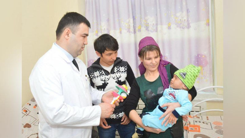 Изрображение 'МАЛЕНЬКИЙ АЗИЗБЕК, ИЗ ТЕЛА КОТОРОГО ВЫТАЩИЛИ 13 ИГЛ, ВЫПИСАН ИЗ БОЛЬНИЦЫ'