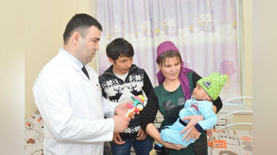 Изрображение 'МАЛЕНЬКИЙ АЗИЗБЕК, ИЗ ТЕЛА КОТОРОГО ВЫТАЩИЛИ 13 ИГЛ, ВЫПИСАН ИЗ БОЛЬНИЦЫ'