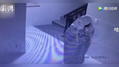 Изрображение 'КИТАЙСКИЙ ВОР ЗАВЕРНУЛСЯ В ШТОРУ, ЧТОБЫ ОБМАНУТЬ КАМЕРУ (ВИДЕО)'