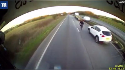 Изрображение 'В АНГЛИИ ВОДИТЕЛИ СПАСЛИ МУЖЧИНУ, КОТОРЫЙ ПОТЕРЯЛ СОЗНАНИЕ ЗА РУЛЕМ (ВИДЕО)'