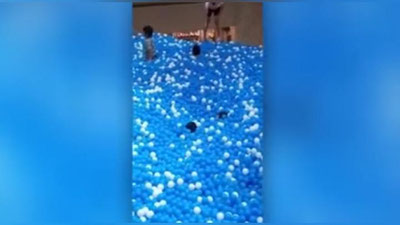 Изрображение 'МАТЬ И СЫН ЕДВА НЕ УТОНУЛИ В БАССЕЙНЕ С ШАРИКАМИ (ВИДЕО)'