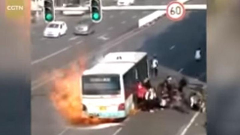 Изрображение 'УСПЕТЬ ЗА МИНУТУ: В КИТАЕ 50 ЧЕЛОВЕК ЭВАКУИРОВАЛИСЬ ИЗ ГОРЯЩЕГО АВТОБУСА'