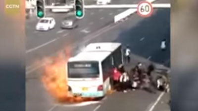 Изрображение 'УСПЕТЬ ЗА МИНУТУ: В КИТАЕ 50 ЧЕЛОВЕК ЭВАКУИРОВАЛИСЬ ИЗ ГОРЯЩЕГО АВТОБУСА'