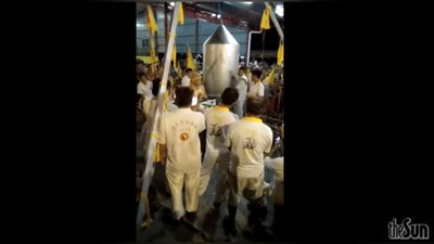 Изрображение 'ШАМАН СВАРИЛСЯ ЗАЖИВО, ПЫТАЯСЬ ИЗГНАТЬ ЗЛЫХ ДУХОВ (ВИДЕО, 18+)'