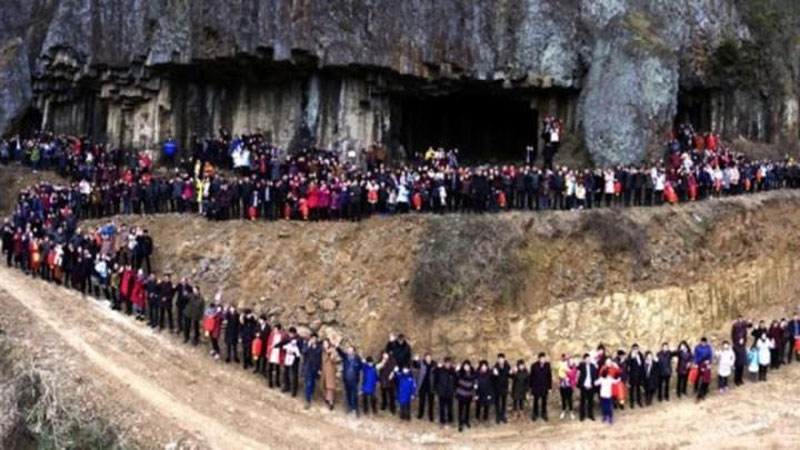 Изрображение 'СЕЛФИ ПО-КИТАЙСКИ:  СЕМЬЯ ИЗ 500 ЧЕЛОВЕК СДЕЛАЛА ОБЩЕЕ ФОТО'