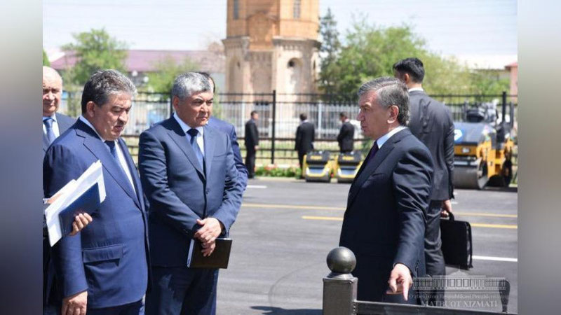 Изрображение 'ПРЕЗИДЕНТ УЗБЕКИСТАНА УКАЗАЛ НА НИЗКОЕ КАЧЕСТВО СТРОЯЩИХСЯ ДОРОГ'